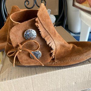 Minnetonka 2 button soft sole boot  Sz 10